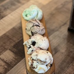 Lil' Deuce Scoop - Loved the ice cream flight! Picked out 4 flavors and was not disappointed!! Will definitely go back