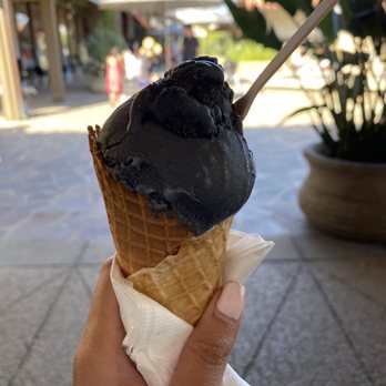 Le Cafe De La Plage - Black vanilla ice cream - Coffee & Tea Near Me - Malibu, California Le Cafe De La Plage - Black vanilla ice cream - Coffee & Tea Near Me - Malibu, California