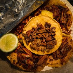 Los Perrones - Pastor and Asada tacos