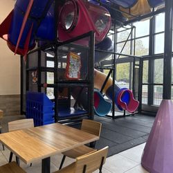 Burger King - Area de juegos esta muy limpio me encanta este lugar