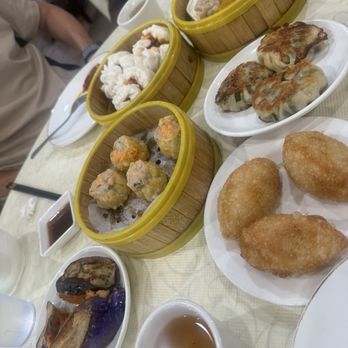 Ellie's Chinese Restaurant - Shu Mai, steamed bbq pork buns, stuff fried eggplant, pan fried chives dumplings, fried pork buns - Chinese Near Me - Las Vegas, Nevada Ellie's Chinese Restaurant - Shu Mai, steamed bbq pork buns, stuff fried eggplant, pan fried chives dumplings, fried pork buns - Chinese Near Me - Las Vegas, Nevada