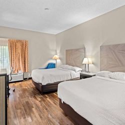Baymont by Wyndham Lawrence - Guest room
