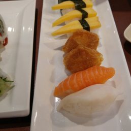 Just a simple photo of the nigiri plate Just a simple photo of the nigiri plate