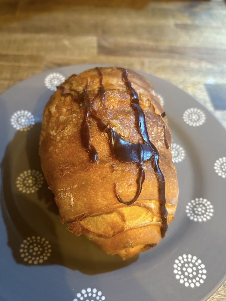 Marta's N More Bakery Logo