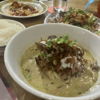 Eem - Green curry with crispy pork and the tamarind salad peaking through - Cocktail Bars Near Me - Portland, Oregon