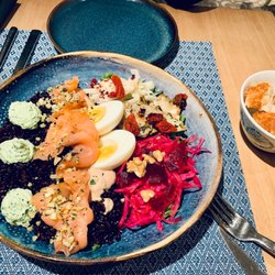 L'Etto - One of the protein bowls: contains wild black rice, smoked salmon, pesto, grilled zucchini, sundried tomatoes and pickled radish
