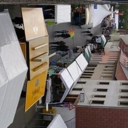Kerwe in Eppelheim - Kerwe im Regen kurz vor der Eröffnung