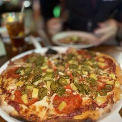 Mondo's Ristorante Italiano - Roberto pizza