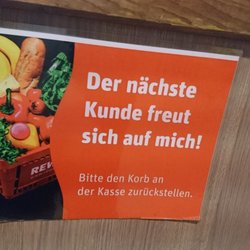REWE City - Hier freuen sich Leute über einen Korb