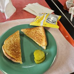 Grilled cheese, chips and pickles