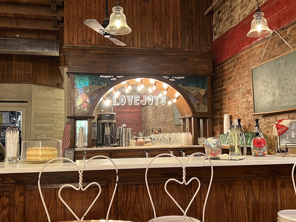 Lovejoy's On Main Logo