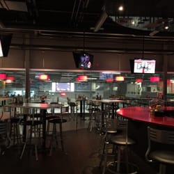 La Loge - Grand restaurant avec vue sur la patinoire et le terrain de soccer du complexe sportif.