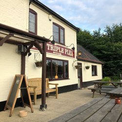 Triple Plea Inn - Outdoor patio area