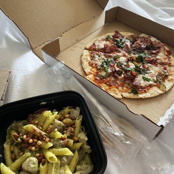 Palio - Pollo Fusilli with gluten free penne and Carne Amore Pizza with cauliflower crust - Italian Near Me - Grand Rapids, Michigan Palio - Pollo Fusilli with gluten free penne and Carne Amore Pizza with cauliflower crust - Italian Near Me - Grand Rapids, Michigan