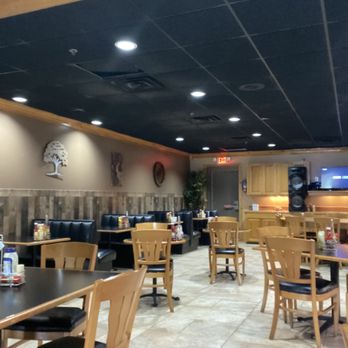 Jamie's - The empty restaurant. Dunno why we had to wait so long for the food. - Burgers Near Me - Clinton, Mississippi