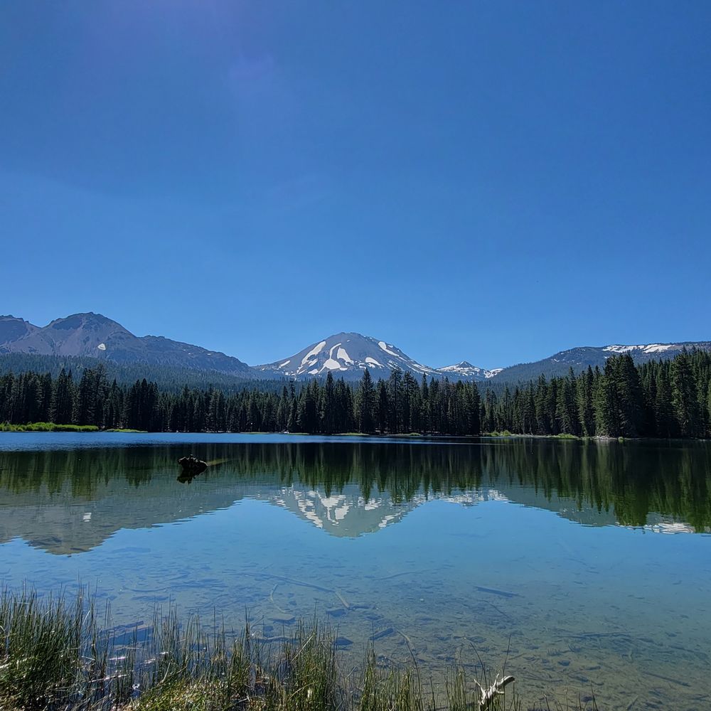 Manzanita Lake loop - Hiking Near Me