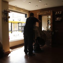 Sweeps Barber Shop - Keith in action