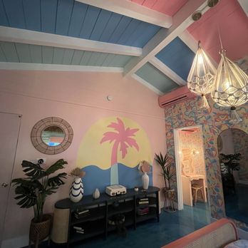 Trixie Motel - View from side bed - Hotels Near Me - Palm Springs, California Trixie Motel - View from side bed - Hotels Near Me - Palm Springs, California
