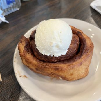 Flat Tire Diner - Cinnamon roll - American Near Me - Old Hickory, Tennessee