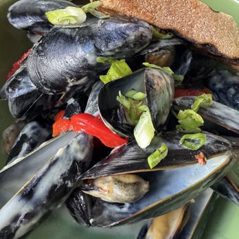 Chesca's Restaurant - Maine Mussels - New American Near Me - Edgartown, Massachusetts