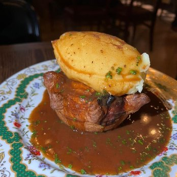The Rabbit Hole - Beef pot pie - Gastropubs Near Me - Toronto, Ontario The Rabbit Hole - Beef pot pie - Gastropubs Near Me - Toronto, Ontario