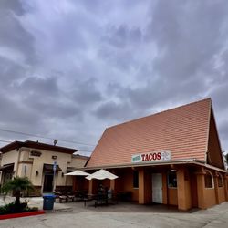 Ricos Tacos El Tio - Outside