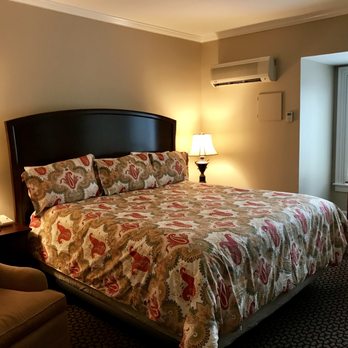 Davidson Village Inn - King Room at the Davidson Village Inn. - Hotels Near Me - Davidson, North Carolina Davidson Village Inn - King Room at the Davidson Village Inn. - Hotels Near Me - Davidson, North Carolina