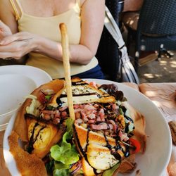La Lusette - La terrasse et nos plats. Des salades et des viandes excellentes.