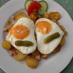 Cafe Bambus - Spiegelei mit Bratkartoffeln