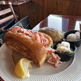 The Chart Room - Lobster roll - Seafood Near Me - Bar Harbor, Maine