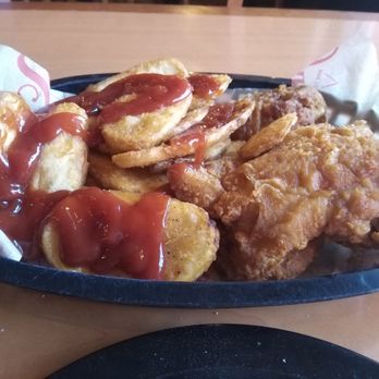 Shakey's Pizza Parlor - Typical (2) pc Chicken and Mojo's which are also pretty good. - Pizza Near Me - Glendale, California Shakey's Pizza Parlor - Typical (2) pc Chicken and Mojo's which are also pretty good. - Pizza Near Me - Glendale, California