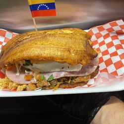 Lulu's fried - Patacon Amarillo carne jamón y queso de mano