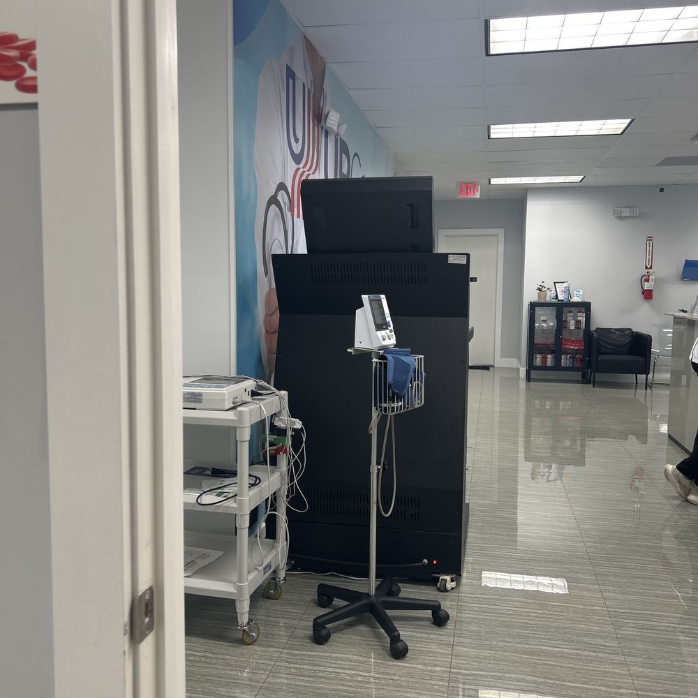 UR Care - El laboratorio y oficina del doctor - Physical Therapy Near Me - Pinecrest, Florida