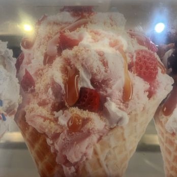 Cold Stone Creamery - Strawberry Blonde - Ice Cream & Frozen Yogurt Near Me - Torrance, California