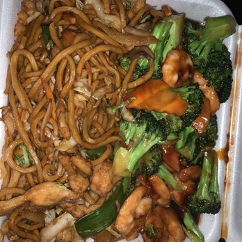 Hop Shing - Chicken lo mein with broccoli and shrimp - Chinese Near Me - Atlanta, Georgia Hop Shing - Chicken lo mein with broccoli and shrimp - Chinese Near Me - Atlanta, Georgia