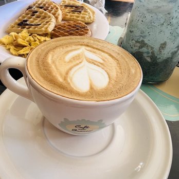 Café Con Gracia - Latte italiano, waffles sencillos with a side of scramble egg - Cafeteria Near Me - Cancún, ROO