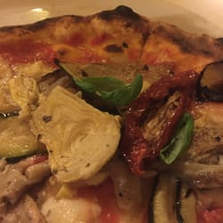Pizzeria La Duchessa - Nocerina pizza, ızgara sebze ve manda sütünden mozarellalı 9,50 Avro. Beğendim.