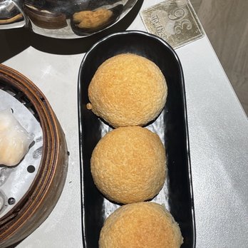 添好運點心專門店 - BBQ pork buns.  They were very good.  Highly recommended! - Cantonese Near Me - Hong Kong, HK
