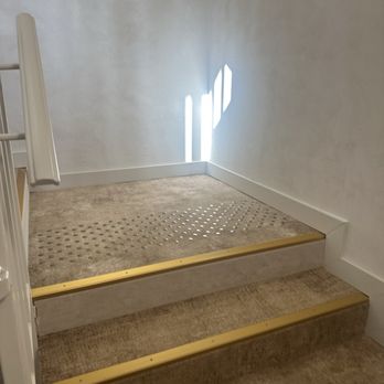 Hôtel Burdigala - Stairwells are carpeted, clean, nicely lit by motion lights and the windows - Hotels Near Me - Bordeaux, 33