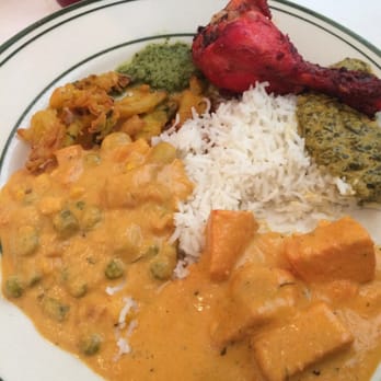 India's Restaurant - Assortment from lunch buffet (clockwise from L): veggie korma, pakora, tandoori chicken, saag paneer, and chicken tikka masala. - Indian Near Me - Baton Rouge, Louisiana