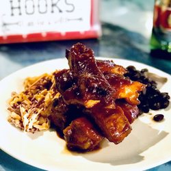 HOOKS Lake Bar and Grill - Barbecue chicken wings
