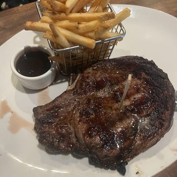 Yard House - 8 oz. Pepper Crusted Filet - New American Near Me - Virginia Beach, Virginia