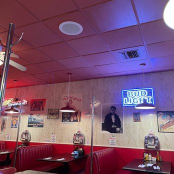Busy Bee Cafe - Inside - Diners Near Me - Ventura, California Busy Bee Cafe - Inside - Diners Near Me - Ventura, California