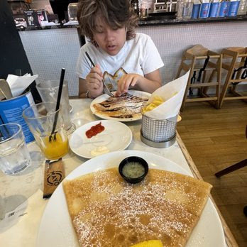 Kensington Creperie - Sugar and lemon crepe and triple chocolate crepe - Breakfast & Brunch Near Me - London, XGL Kensington Creperie - Sugar and lemon crepe and triple chocolate crepe - Breakfast & Brunch Near Me - London, XGL