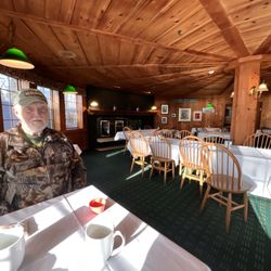 Lakeside Charlies - Pretty empty restaurant