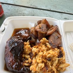Kelly's Jamaican Foods - Bbq chicken: mac & cheese with plantains