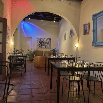 El Vino Crudo - Inner courtyard - Wine Bars Near Me - San Juan, Puerto Rico El Vino Crudo - Inner courtyard - Wine Bars Near Me - San Juan, Puerto Rico