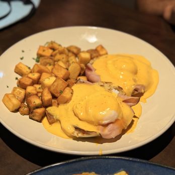 12 Sixty Modern Pub & Kitchen - Pubs Near Me - La Mirada, California