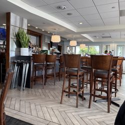 The Lake House Waterfront Grille - Fully stocks bar