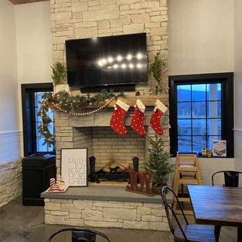 Maybelle's Market - Sitting area - American Near Me - Dyke, Virginia